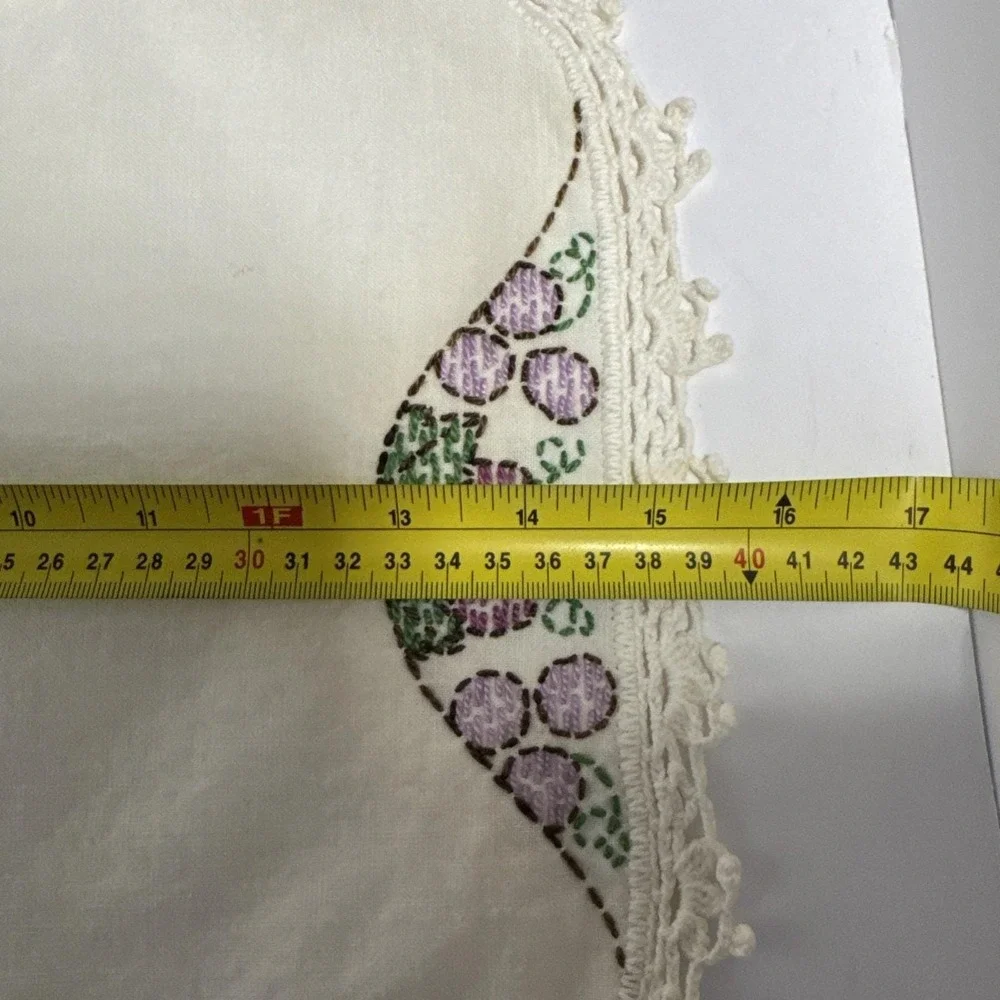 Vintage‎ Hand Embroidered Grape Linen Placemats Crochet Lace Trim Set of 4 White